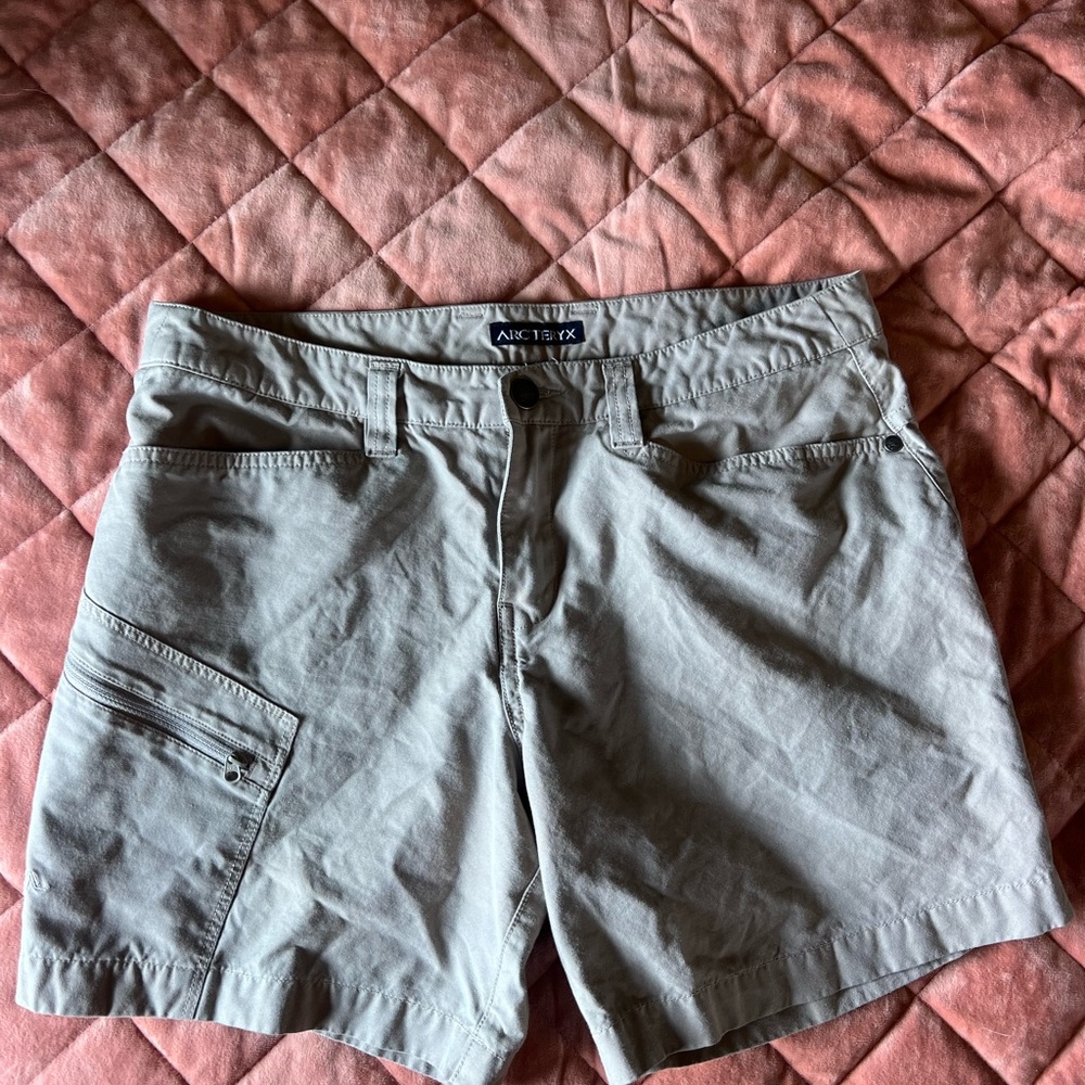 Arc'teryx Women's Cargo Shorts in Gray